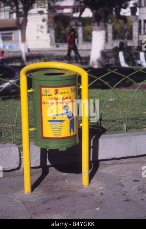 New litter bin with writing in Spanish language, part of campaign to keep La Paz tidy, Plaza Avaroa, Sopocachi district, Bolivia Stock Photo