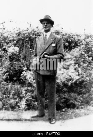 Murderer John Christie responsible for the deaths of at least six woman at his home in 10 Rillington Place London was hanged John Christie Murderer who is known as the Acid Bath Murderer Killed six women including his wife John Christie dressed in suit and hat in front of flower garden Dbase msi Anniversaries On this day 25th June 1953 John Christie was sentenced to death