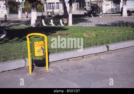 New litter bin with writing in Spanish language, part of campaign to keep La Paz tidy, Plaza Avaroa, Sopocachi district, Bolivia Stock Photo