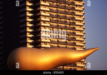 The Flamme D'Or statue on top of the Asahi beer factory in Asakusa is one of Tokyo s most well known landmarks Stock Photo
