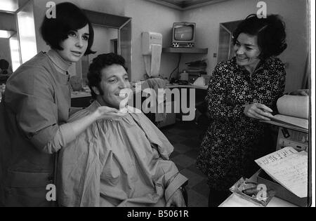 Tom Jones singer Jan 1969 with make up artist Dianni Thomson and stage manager Naomi Dunning Stock Photo
