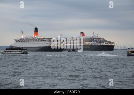 The Queen Elizabeth 2 and the Queen Mary 2 leaving New York City for a tandem crossing of the Atlantic Ocean to Southampton. Stock Photo