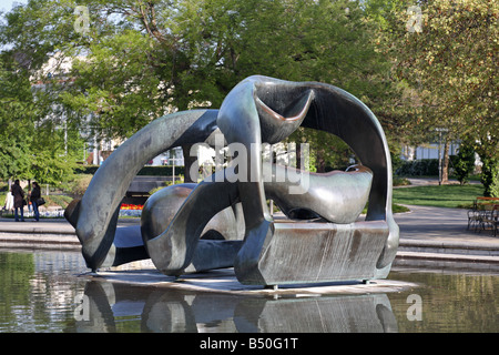 Wien, Karlsplatz, Skulptur von Henry Moore, Bronze Stock Photo