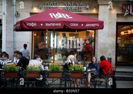 Sep 2008 - People sitting at outdoors cafe on Kamergersky pereulok Street next to Tverskaya Ulitsa street, Moscow, Russia. Stock Photo