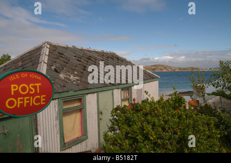Post Office sign and post office (right) overlooking the sea at St Ronan's Bay, Iona in teh Inner Hebrides, Scotland Stock Photo