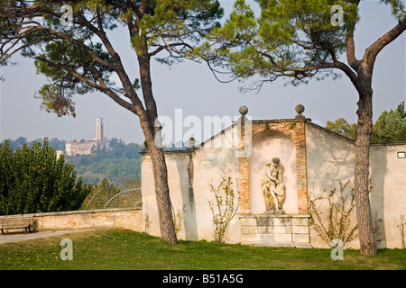 Hercules and a lion in an Italian landscape at the Villa La Rotunda near Vicenza in North Italy Stock Photo