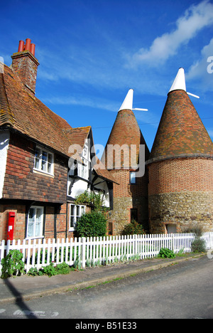 Oast houses by cottage, Heaverham, Kent, England, United Kingdom Stock Photo