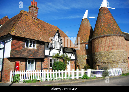 Oast houses by cottage, Heaverham, Kent, England, United Kingdom Stock Photo