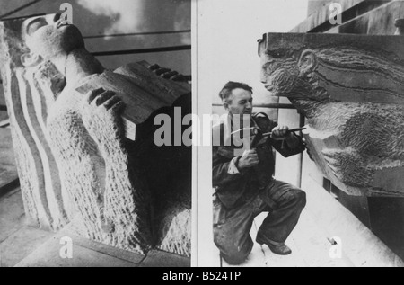 Photographer Heanly Harry Hussey Mottingham London stone mason at work on one of the 8ft stone figures he carved at the London University Building 22 2 1952 C916 6 Stock Photo
