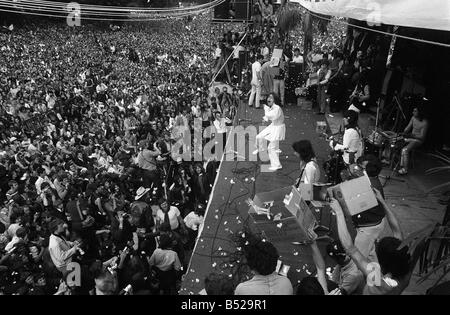 Mick Jagger sings on stage at free Rolling Stones concert in Hyde Park London 05 07 1969 Stock Photo