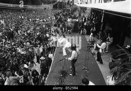 Mick Jagger sings on stage at free Rolling Stones concert in Hyde Park London 05 07 1969 Stock Photo