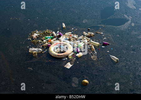 rubbish and pollution in the water at Cardiff Bay, Wales Stock Photo