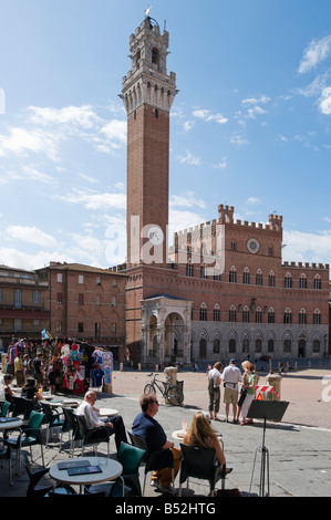 Sidewalk Cafe in The Campo with the Torrre del Mangia and Palazzo Publico behind, Siena, Tuscany, Italy Stock Photo