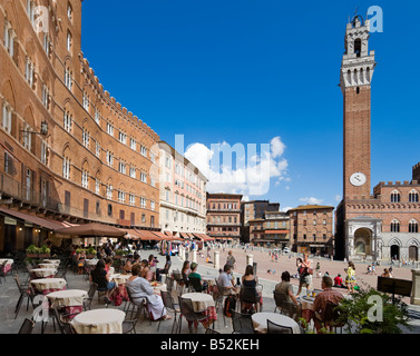 Sidewalk Cafe in The Campo with the Torrre del Mangia on the Palazzo Publico behind, Siena, Tuscany, Italy Stock Photo