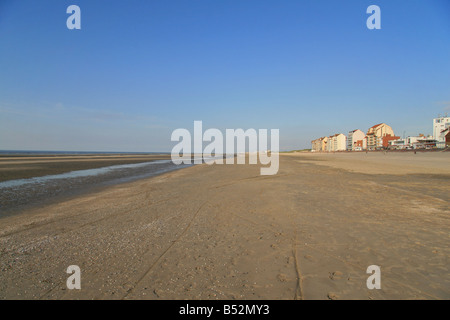 The view east (in direction of Belgium) along the beach at Dunkerque (Dunkirk), northern France. Stock Photo