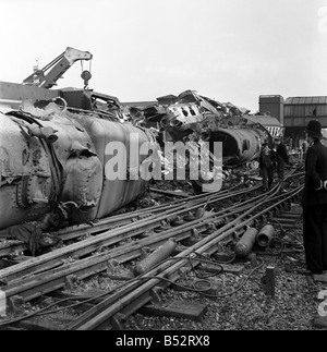 Harrow and Wealdstone Train Crash. Wreckage and bodies are cleared away following the triple train crash at Harrow in North London.October 1952 ;C4953-004 Stock Photo