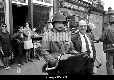 Northern Ireland October 1970. Soldiers patrolling the streets of ...