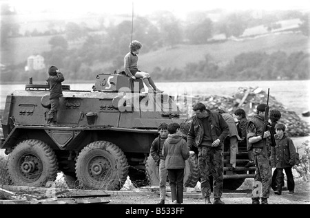 Northern Ireland June 1972. Children and soldiers play at the army base on the Foyle Road. The army were in the process of abandoning the camp. June 1972 72-7009-008 Stock Photo