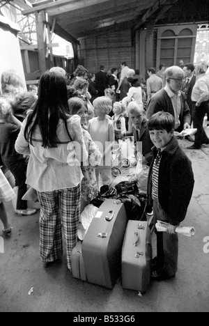 George Phillips, staff. Northern Ireland July 1972. Children waiting for the train in Belfast as families flee from the bombs and bullets. July 1972. July 1972 72-7262-001 Stock Photo