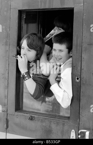 George Phillips, staff. Northern Ireland July 1972. Children waiting for the train in Belfast as families flee from the bombs and bullets. July 1972. July 1972 72-7262-006 Stock Photo