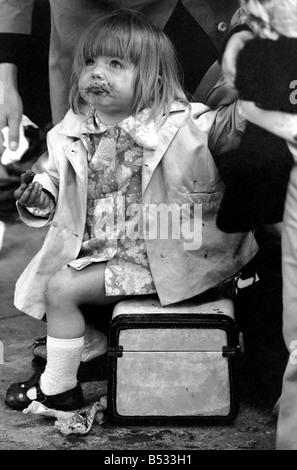 George Phillips, staff. Northern Ireland July 1972. Children waiting for the train in Belfast as families flee from the bombs and bullets. July 1972. ;July 1972 ;72-7262-008 Stock Photo