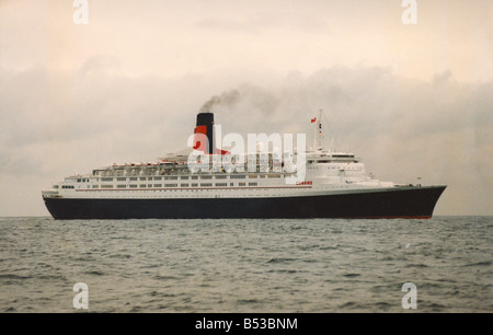 The Queen Elizabeth II QE2 ship sails across the sea Stock Photo