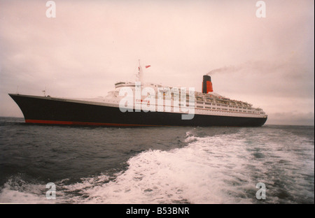 The Queen Elizabeth II QE2 ship sails across the sea Stock Photo