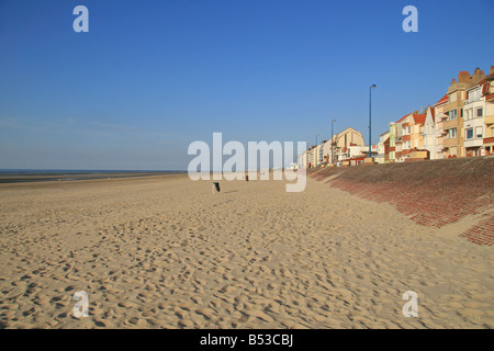 The view east (in direction of Belgium) along the beach at Dunkerque (Dunkirk), northern France. Stock Photo