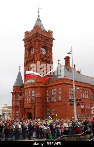 Crowds gather by the Pierhead Building, Cardiff Bay, for a ceremony welcoming home Welsh Athletes from the 2008 Beijing Olympic Stock Photo