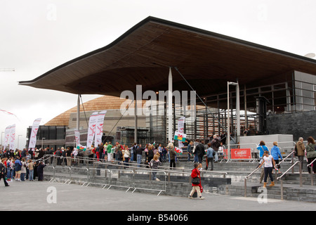 Crowds gather by the Senedd, Cardiff Bay, for a ceremony welcoming home Welsh Athletes from the 2008 Beijing Olympic Stock Photo