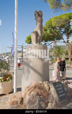 A sculpture at the port recalls the arrival of allied troops in Sainte-Maxime at the Cote d'Azur / Provence on August 15th 1944 Stock Photo