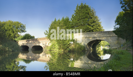 Burghfield road bridge over the River Kennet by the Cunning Man pub looking downstream towards Reading Berkshire in England Stock Photo