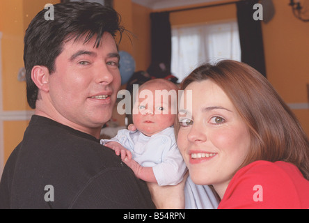 EDDIE KIDD AND OLIVE REYNOLDS WITH BABY CALLUM JUNE 2001 Stock Photo