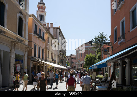 Busy shopping street leading to the Campos Santi Apostoli, Strada Nova, Venice, Veneto, Italy Stock Photo