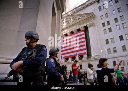 Armed NYPD police maintain guard at the New York Stock Exchange during the credit crunch financial crisis of 2008 Stock Photo