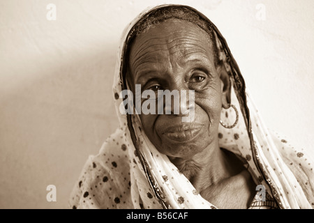 Binta, an elderly Fulani woman from the Djibo region of Burkina Faso, has come to visit relatives in the capital of Ouagadougou Stock Photo