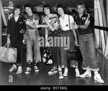 The Bay city Rollers at Heathrow Airport L/R Eric Faulkner, les McKeown, Stuart woody wood, Ian Mitchell and Derek Longmuir. Apr Stock Photo