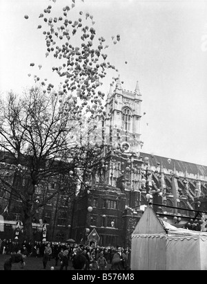 Royal Roses for a 900th Birthday: In a splendour of pageantry, the queen laid a bunch of red roses in Westminster abbey yesterday (Tuesday 28-12-65). She placed the roses on the altar in the Chapel of St. Edward the Confessor. It was the Queen's tribute to the king who founded the Abbey in 1065. And her tribute yesterday began a year of celebrations to mark the Abbey's 900-year history. Then the Queen, wearing a coat of cinnamon wool trimmed with brown mink with a matching mink hat was first to sign the anniversary Pilgrim's Book Stock Photo