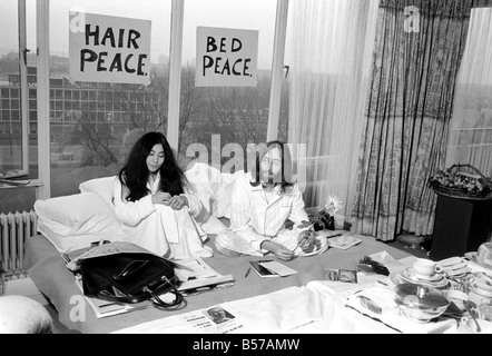 Pictured on their honeymoon bed newly weds. John Lennon and Yoko talking to Donald Zec about their seven day event at the Amster Stock Photo