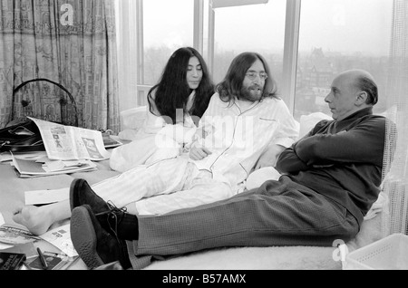 Pictured on their honeymoon bed newly weds. John Lennon and Yoko talking to Donald Zec about their seven day event at the Amster Stock Photo