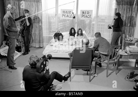 Pictured on their honeymoon bed newly weds. John Lennon and Yoko talking to Donald Zec about their seven day event at the Amster Stock Photo