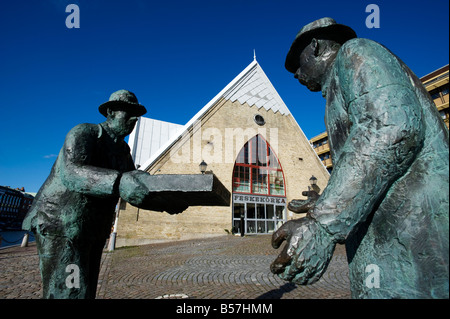 Bronze sculpture of fish market workers outside Feskekorka fish market building in central Gothenburg Sweden Stock Photo