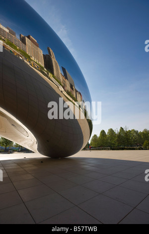Cloud Gate sculpture in Millennium Park reflecting the skyscrapers of North Michigan Avenue, Chicago, Illinois Stock Photo