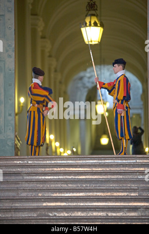 Vatican Swiss Guards standing sentry by St. Peter's Basilica (Basilica ...