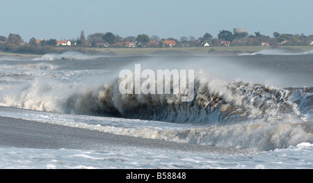 Picture by Harry Page The Daily Mirror 09 11 07 Words Aidan McGURRAN WAVES CRASH ONTO DUNWICH BEACH WITH THE TOWN OF SOUTHWOLD IN THE DISTANCE Stock Photo