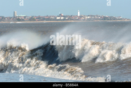 Picture by Harry Page The Daily Mirror 09 11 07 Words Aidan McGURRAN WAVES CRASH ONTO DUNWICH BEACH WITH THE TOWN OF SOUTHWOLD IN THE DISTANCE Stock Photo