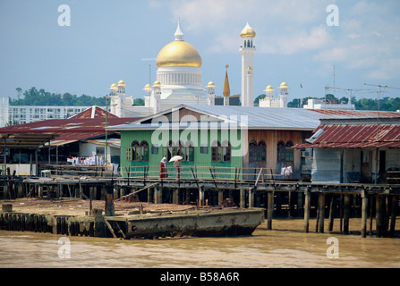 The Omar Ali Saifuddin Mosque beyond stilt houses on the Brunei River in Bandar Seri Begawan, Brunei Darussalam, Borneo Stock Photo