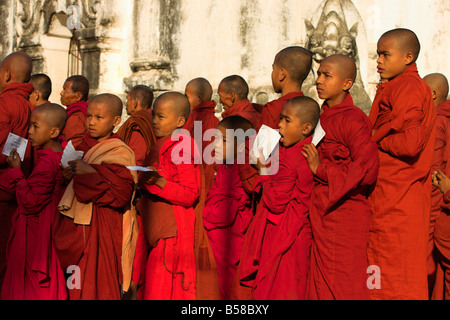 Monks waitng in a long line to collect alms, Ananda festival,  Ananda Pahto (Temple), Old Bagan, Bagan (Pagan), Myanmar (Burma) Stock Photo