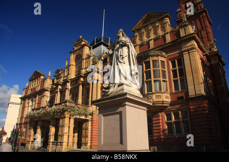 Statue of Queen Victoria outside Leamington Spa Town Hall on The Paradde in Royal Leamington Spa, Warwickshire, UK Stock Photo