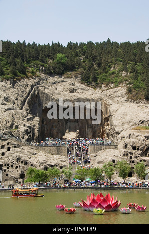 Carved Buddha images at Longmen Caves, Dragon Gate Grottoes, on the Yi He River, Henan Province, China Stock Photo